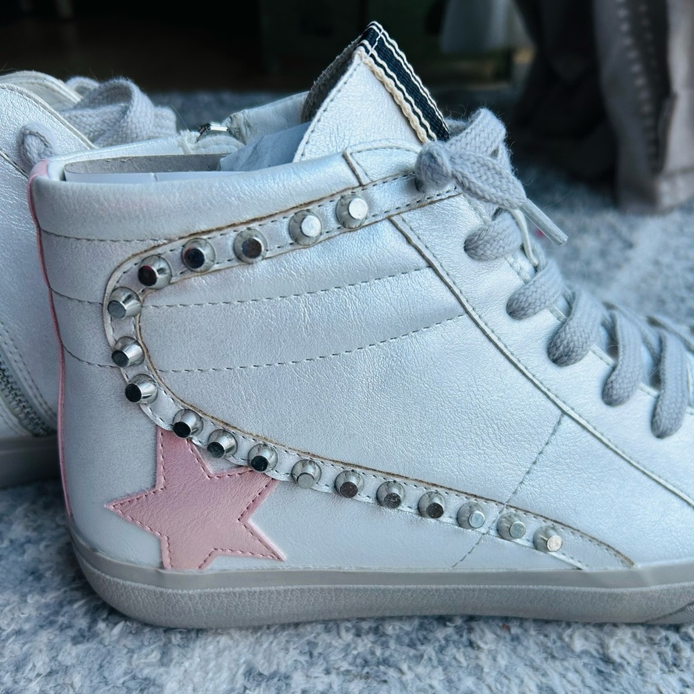 ShuShop White and Pink Star High-Top Sneakers - Picture 2 of 6